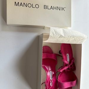 Authentic Manolo Blahnik Suede Butterpump sandals(receipt included)